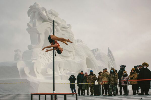 Соревнования по танцам на пилоне при температуре -30 в провинции Хэнглунцзян, Китай - Sputnik Latvija