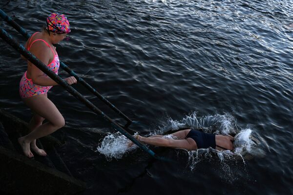 Женщины ныряют в море  вечером зимнего дня в Голуэе, Ирландия - Sputnik Latvija