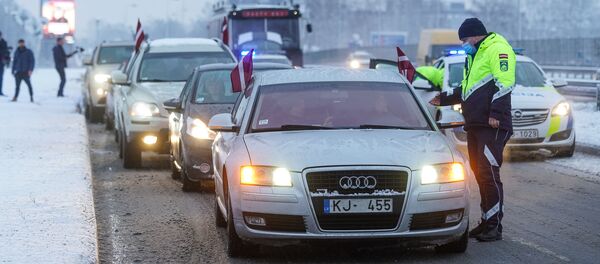 Полицейский общается с участником Заезда свободы. Полицейский общается с участником Заезда свободы. - Sputnik Латвия