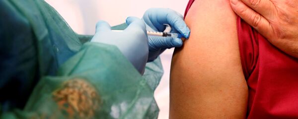 Медицинский сотрудник на вакцинации от COVID-19 в госпитале Вентспилса Медицинский сотрудник на вакцинации от COVID-19 в госпитале Вентспилса - Sputnik Latvija