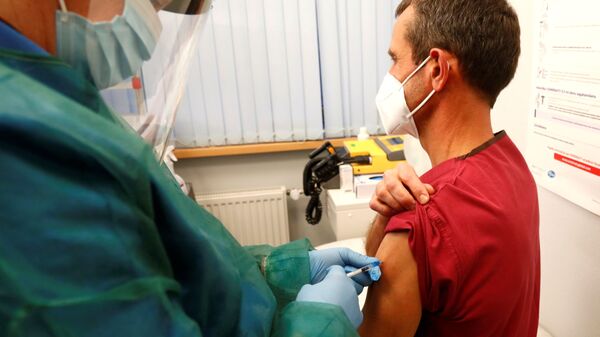 Медицинский сотрудник на вакцинации от COVID-19 в госпитале Вентспилса - Sputnik Latvija