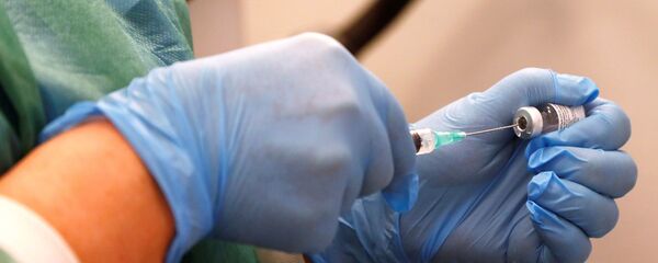 Медицинский сотрудник на вакцинации от COVID-19 в госпитале Вентспилса Медицинский сотрудник на вакцинации от COVID-19 в госпитале Вентспилса - Sputnik Latvija