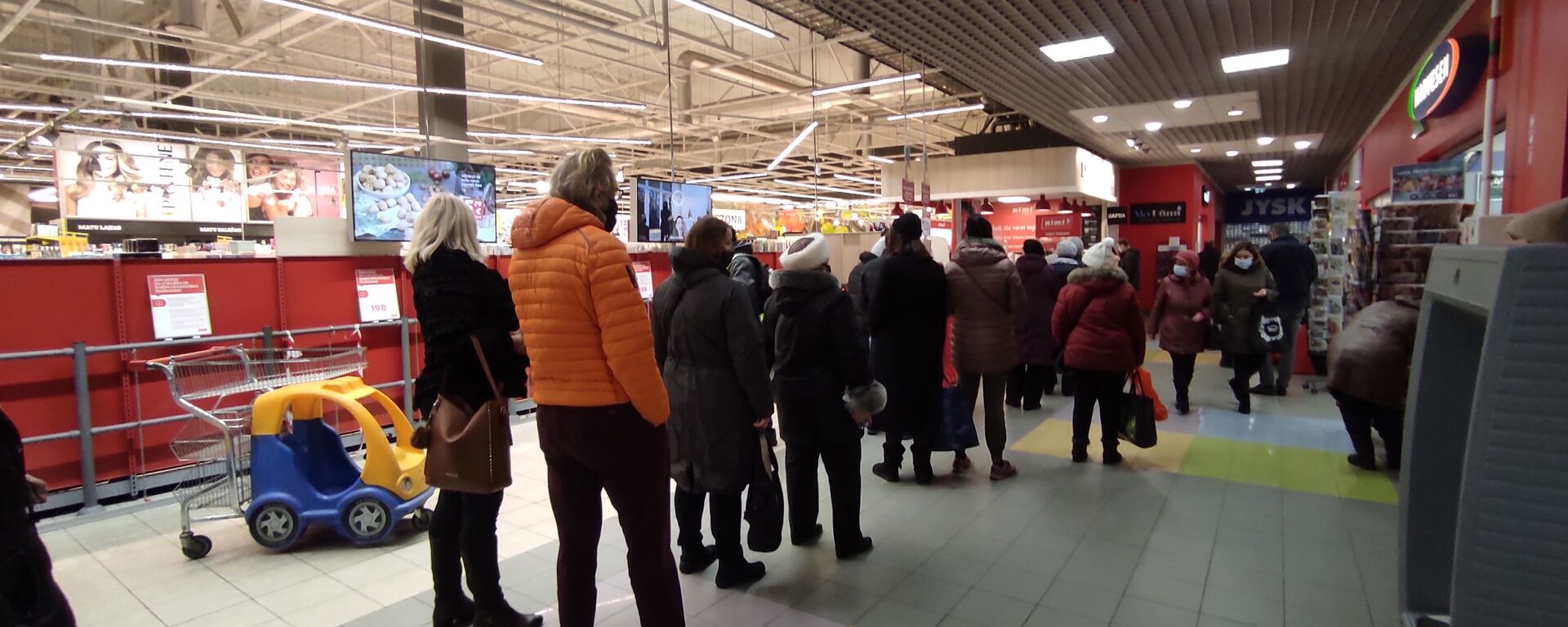Очередь на вход в торговый зал супермаркета Rimi в Риге - Sputnik Латвия, 1920, 16.10.2021