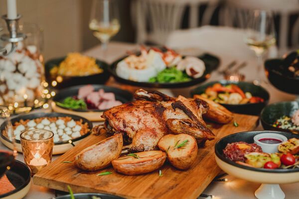 Новогодний стол 2021: какие блюда и сервировка на год Быка Новогодний стол 2021: какие блюда и сервировка на год Быка - Sputnik Латвия