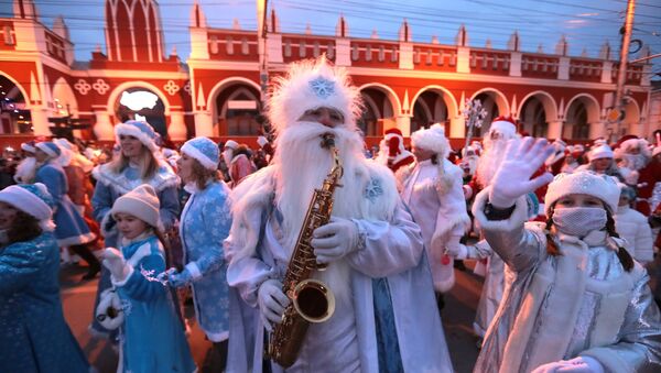 Участники парада Дедов Морозов и Снегурочек - Sputnik Латвия