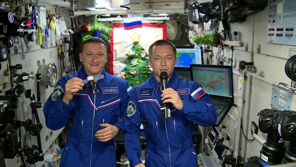 Космонавты с орбиты поздравили жителей Земли с Новым годом - Sputnik Latvija