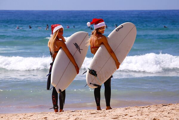 Девушки в новогодних нарядах на пляже Бонди Бич в австралийском Сиднее - Sputnik Latvija