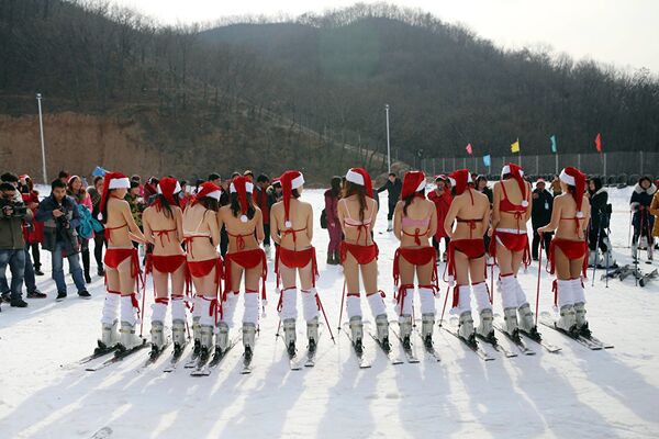 Участницы новогоднего лыжного забега на горнолыжном курорте в Китае - Sputnik Latvija