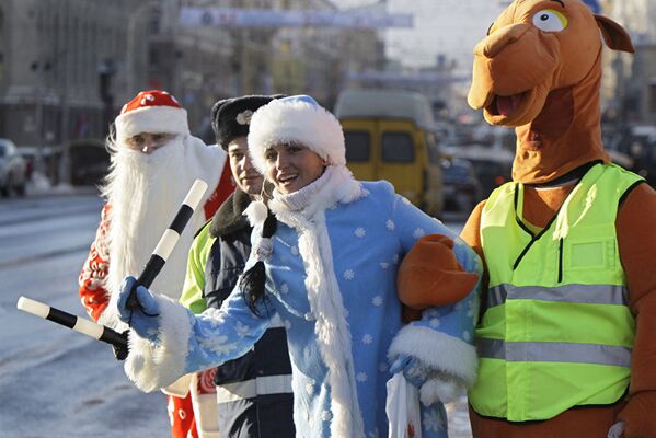 Сотрудники белорусской дорожной полиции в Минске нарядились в зимних волшебников - Sputnik Latvija