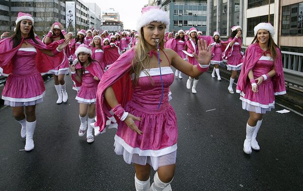 Участницы парада Санта-Клаусов в португальском Порту - Sputnik Latvija