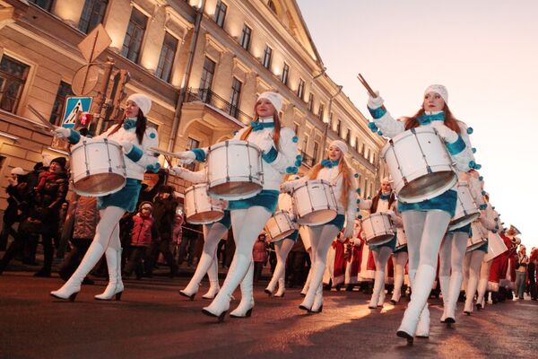 Участники праздничного новогоднего шествия в Санкт-Петербурге - Sputnik Latvija