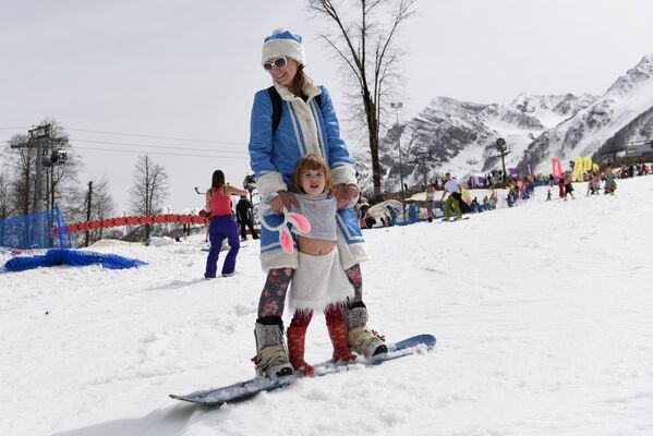 Снегурочки - участницы карнавала на горнолыжном курорте Роза Хутор в Сочи - Sputnik Latvija