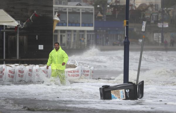 Vīrietis plūdu skartā pilsētā Lielbritānijā pirms oktobra vētras Aleksis, kas skāra arī Itāliju un Franciju - Sputnik Latvija