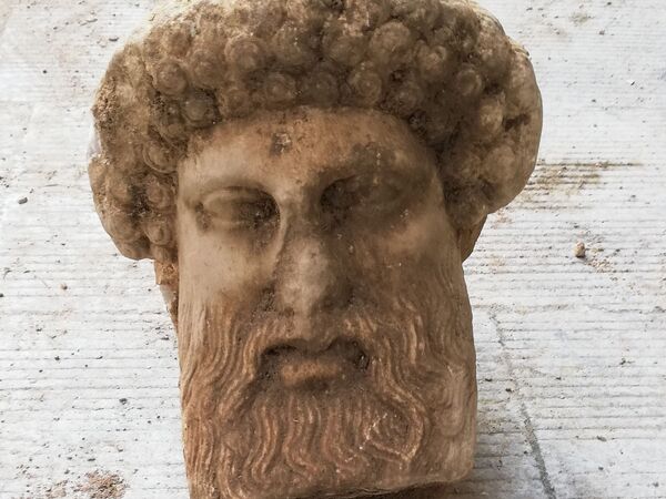 Голова греческого бога Гермеса, обнаруженная в Афинах  - Sputnik Латвия