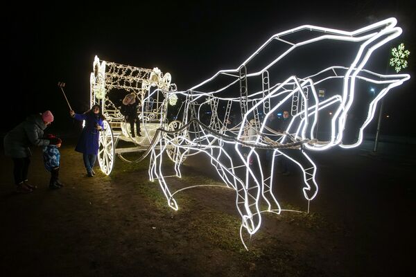 Карета императрицы и парад ангелов: в Огре праздничная иллюминация работает до 30 января Карета императрицы и парад ангелов: в Огре праздничная иллюминация работает до 30 января - Sputnik Латвия
