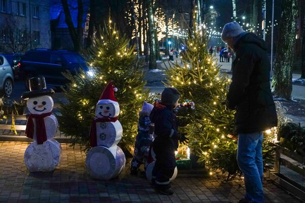 Карета императрицы и парад ангелов: в Огре праздничная иллюминация работает до 30 января Карета императрицы и парад ангелов: в Огре праздничная иллюминация работает до 30 января - Sputnik Латвия