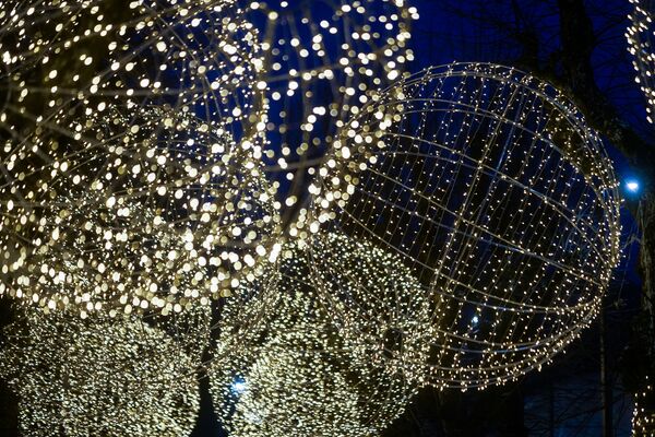 Карета императрицы и парад ангелов: в Огре праздничная иллюминация работает до 30 января Карета императрицы и парад ангелов: в Огре праздничная иллюминация работает до 30 января - Sputnik Латвия