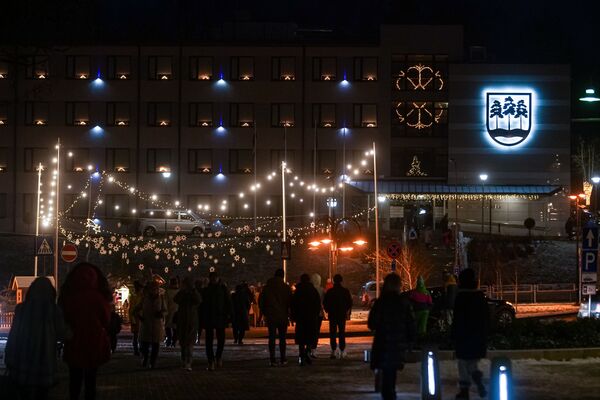 Карета императрицы и парад ангелов: в Огре праздничная иллюминация работает до 30 января Карета императрицы и парад ангелов: в Огре праздничная иллюминация работает до 30 января - Sputnik Латвия