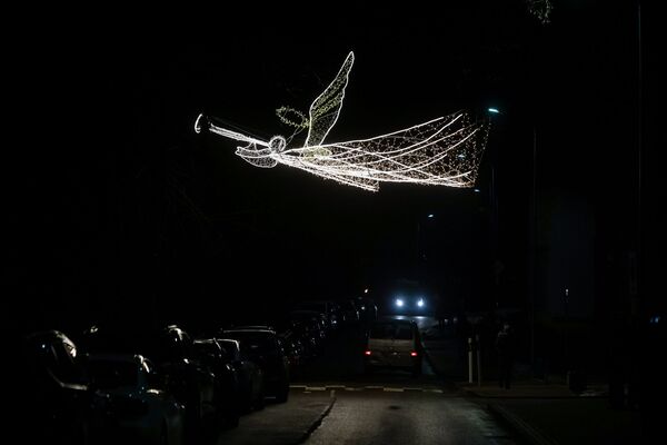 Карета императрицы и парад ангелов: в Огре праздничная иллюминация работает до 30 января Карета императрицы и парад ангелов: в Огре праздничная иллюминация работает до 30 января - Sputnik Латвия