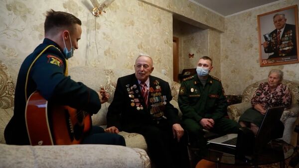 Поздравления и концерт для ветерана Великой Отечественной войны из Новосибирска - Sputnik Latvija