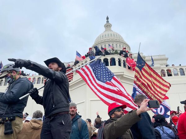 Вошел в историю: Трампу вынесен второй импичмент - Sputnik Латвия