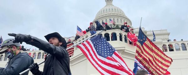 Сторонники Дональда Трампа прорвались в Капитолий Сторонники Дональда Трампа прорвались в Капитолий - Sputnik Latvija