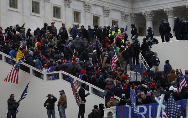 США больше не образец демократии: как сторонники Трампа штурмовали Капитолий - Sputnik Латвия