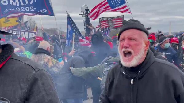 США больше не образец демократии: как сторонники Трампа штурмовали Капитолий - Sputnik Латвия