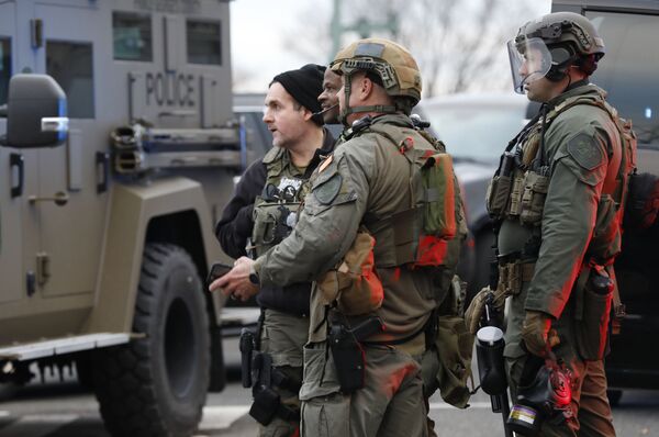 США больше не образец демократии: как сторонники Трампа штурмовали Капитолий - Sputnik Латвия