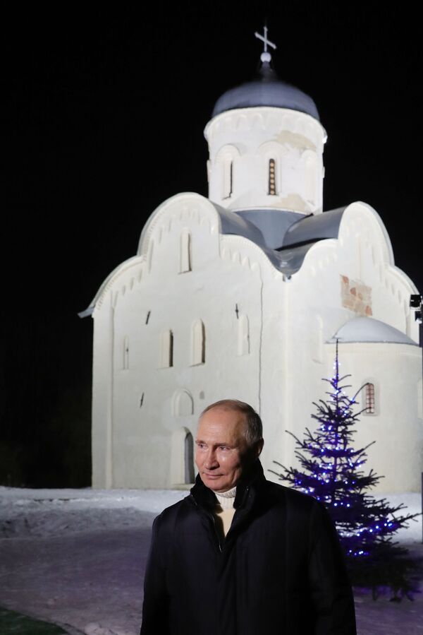 Президент РФ Владимир Путин дает интервью после посещения Рождественского богослужения в церкви Николы на Липне - Sputnik Латвия
