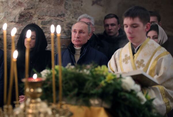 Президент РФ Владимир Путин во время Рождественского богослужения в церкви Николы на Липне - Sputnik Латвия
