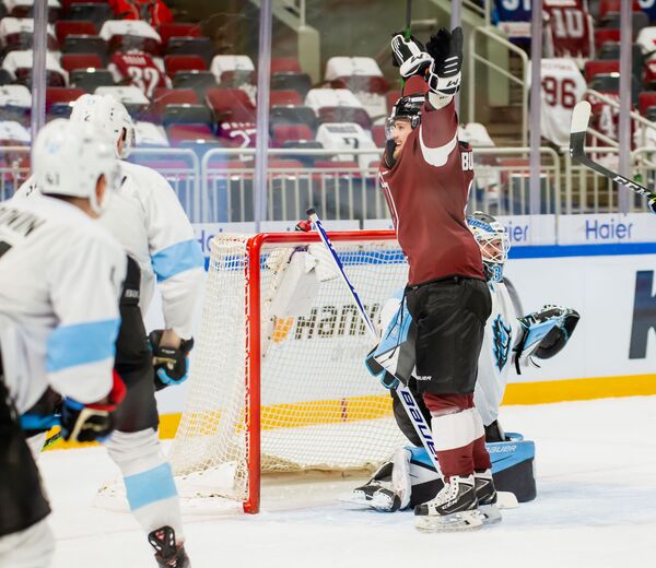 Рижане не сумели впервые в сезоне одержать третью победу подряд Рижане не сумели впервые в сезоне одержать третью победу подряд - Sputnik Латвия