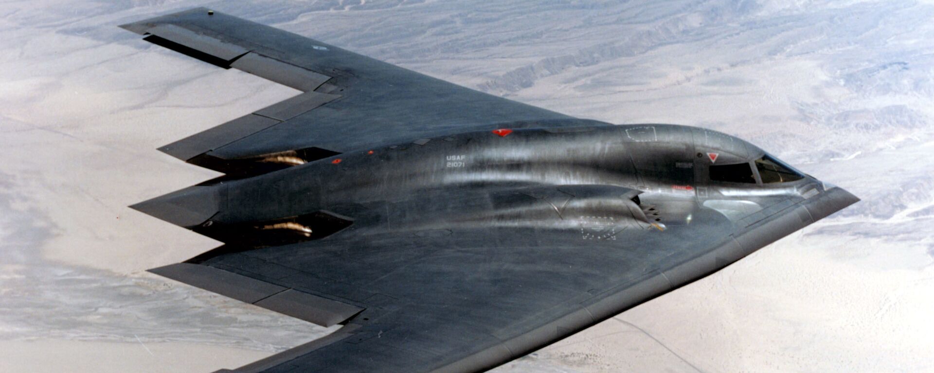 Американский тяжелый малозаметный стратегический бомбардировщик Northrop B-2 Spirit - Sputnik Латвия, 1920, 17.10.2025