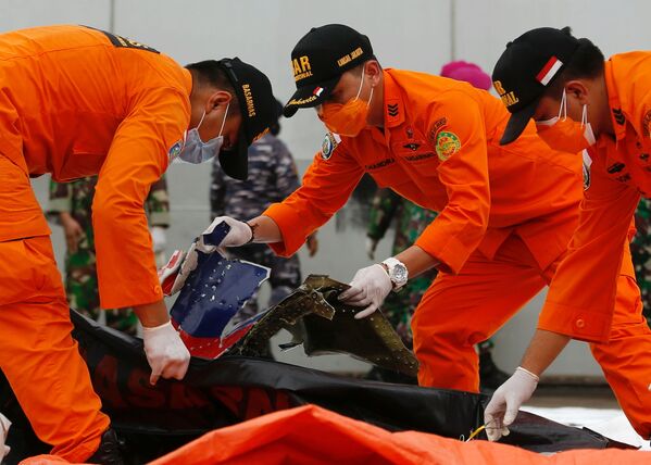 Следователи осматривают обломки, обнаруженные в водах у острова Ява после крушения пассажирского самолета Sriwijaya Air - Sputnik Латвия