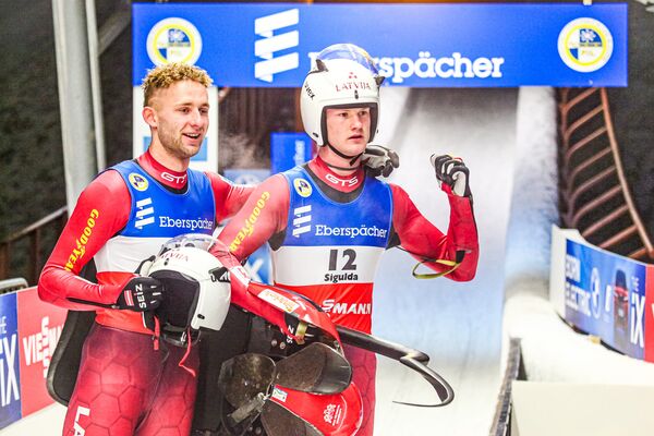 Братья Шицс выиграли золото на домашнем чемпионате Европы по санному спорту - Sputnik Латвия