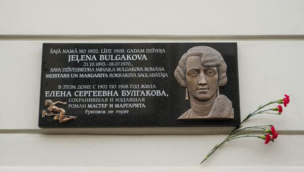 Муза Булгакова и прообраз Маргариты появилась на мемориальной доске - Sputnik Латвия