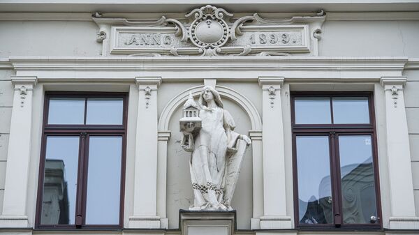 Фрагмент фасада здания по Виландес, 1, в Риге - Sputnik Латвия