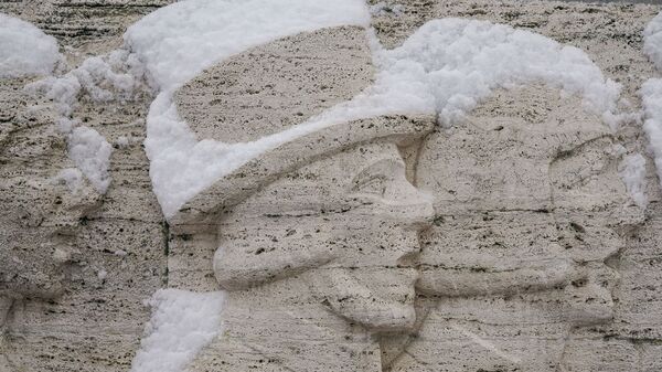 Снег на барельефе памятника Свободы в Риге - Sputnik Латвия
