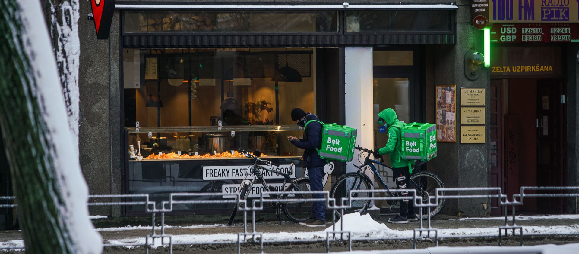 Доставщики еды на велосипедах ожидают готовности заказа - Sputnik Латвия, 1920, 10.02.2021
