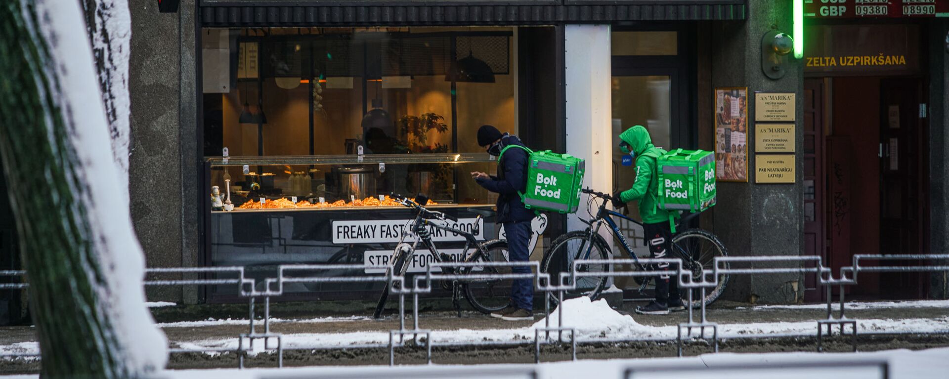 Доставщики еды на велосипедах ожидают готовности заказа - Sputnik Latvija, 1920, 11.02.2021