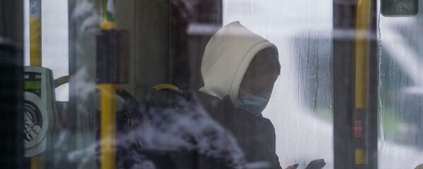 Женщина в маске в общественном транспорте в Риге Женщина в маске в общественном транспорте в Риге - Sputnik Латвия