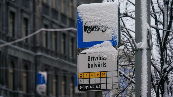 Указатель на остановке общественного транспорта в Риге - Sputnik Латвия