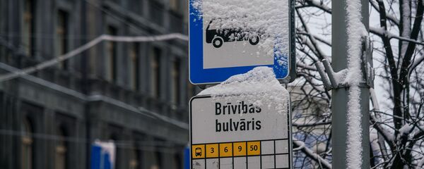 Указатель на остановке общественного транспорта в Риге - Sputnik Латвия