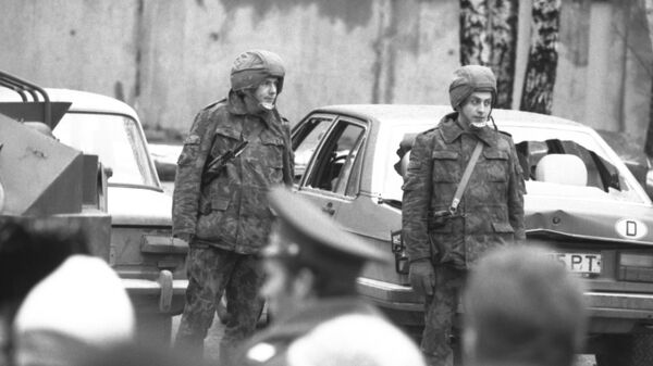 Бойцы отряда милиции особого назначения МВД СССР на улице Вильнюса 12 января 1991 года - Sputnik Латвия
