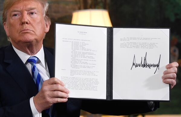 ASV prezidents Donalds Tramps paraksta dokumentu par sankciju atjaunošanu pret Irānu pēc ASV izstāšanās no kodoldarījuma, 2018. gads - Sputnik Latvija