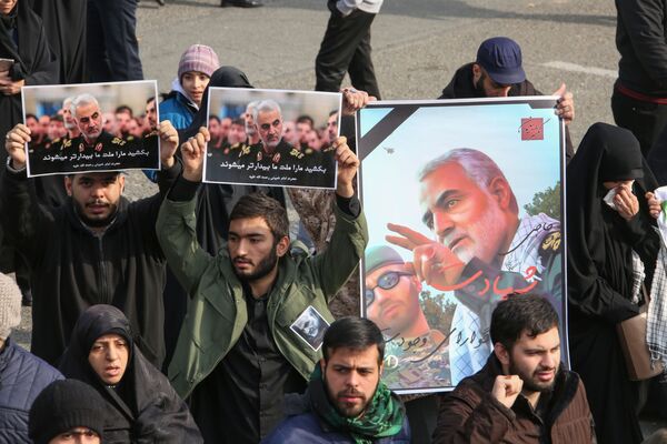 Cilvēki ar ģenerāļa Suleimani attēlu demonstrācijā Teherānā, 2020. gads - Sputnik Latvija