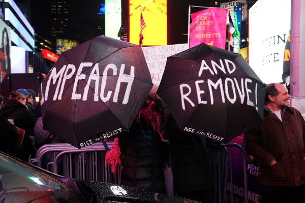 Demonstrācija Donalda Trampa impīčmenta atbalstam Ņujorkā, 2019. gads - Sputnik Latvija