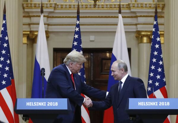 Krievijas valsts vadītājs Vladimirs Putins un ASV prezidents Donalds Tramps preses konferencē pēc tikšanās Helsinkos - Sputnik Latvija