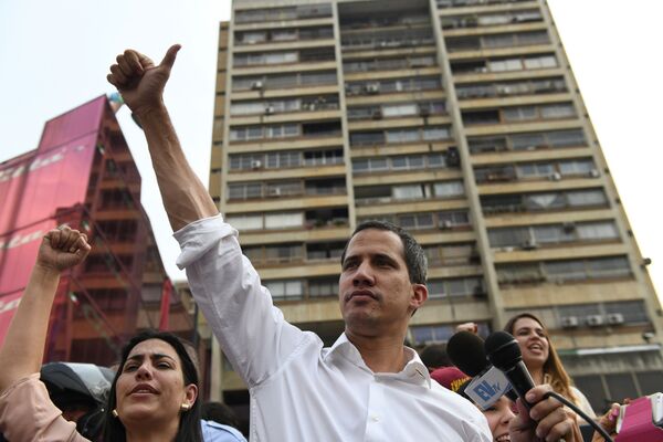 Opozīcijas līderis Huans Gvaido, kurš pasludināja sevi par Venecuēlas pagaidu prezidentu, tiekas ar piekritējiem Karakasā - Sputnik Latvija