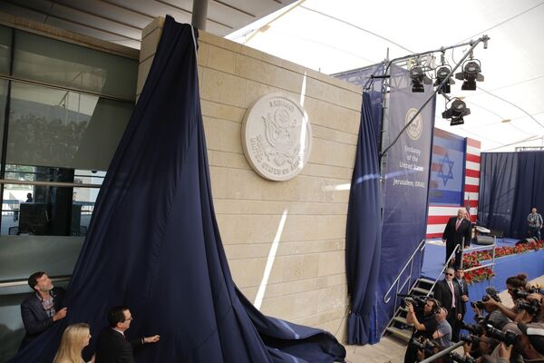 ASV prezidenta Donalds Trampa meita Ivanka un ASV finanšu ministrs Stīvs Mnučins atklāj piemiņas plāksni ASV jaunās vēstniecības atklāšanas ceremonijā Jeruzalemē - Sputnik Latvija